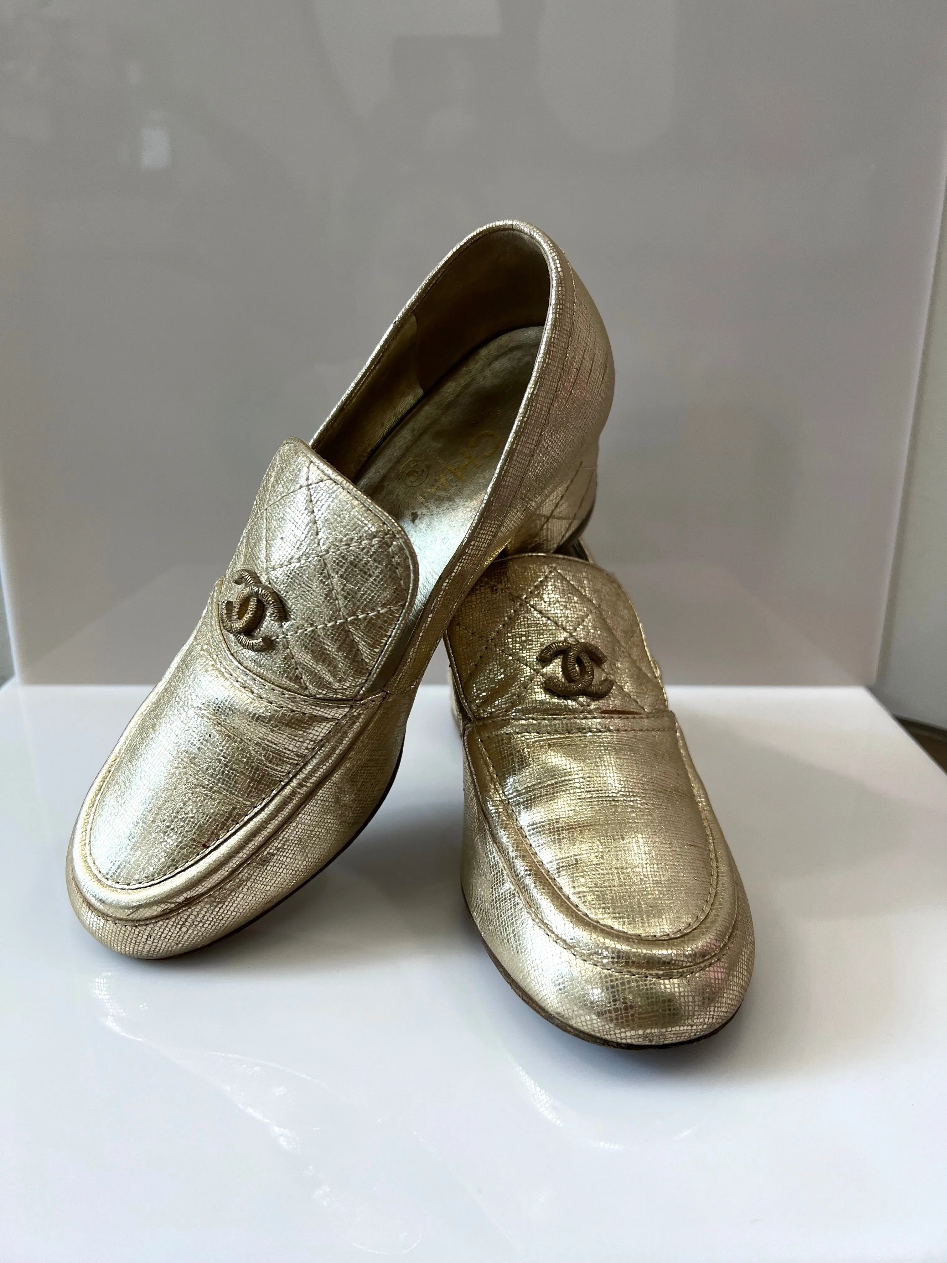 CHANEL CC METALLIC GOLD TEXTURED LEATHER STACKED HEEL LOAFERS